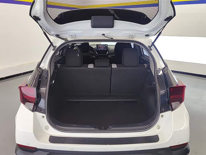 Фото 4 - Toyota Yaris L Hatchback