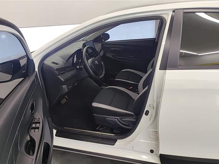 Фото 9 - Toyota Yaris L Hatchback