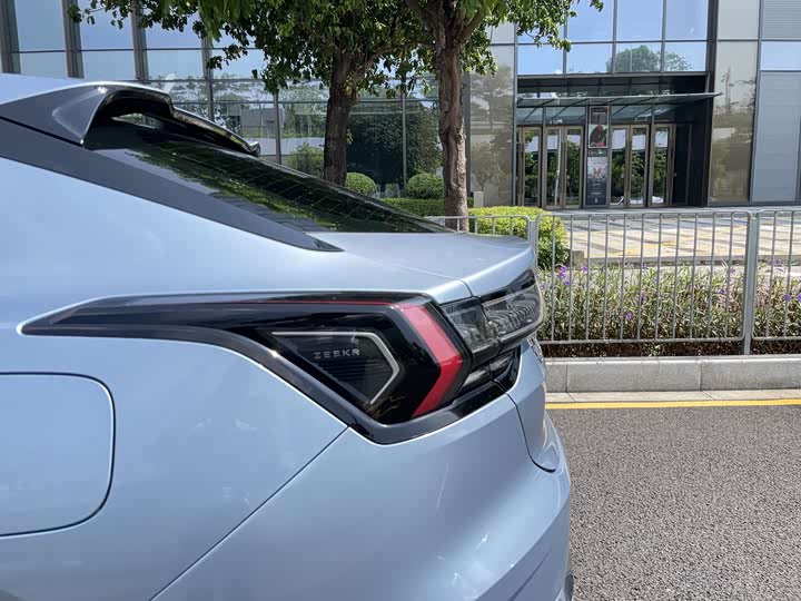 Фото 14 - Zeekr 001