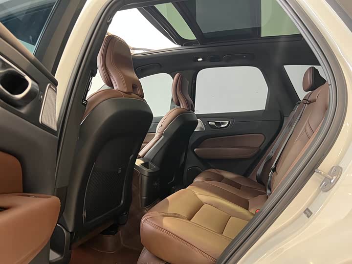 Фото 9 - Volvo XC60 Hybrid