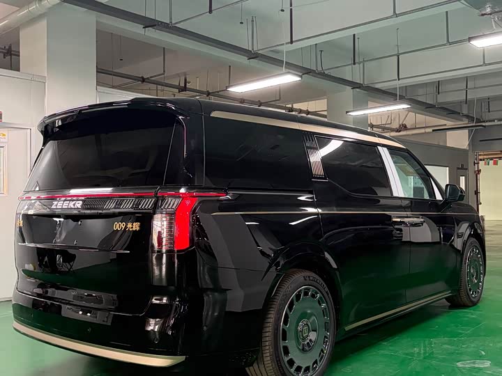 Фото 6 - Zeekr 009