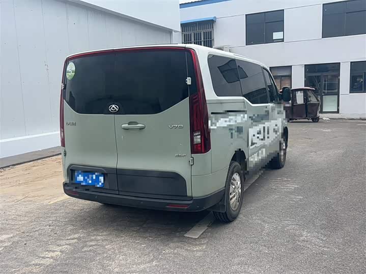 Фото 10 - Maxus V70