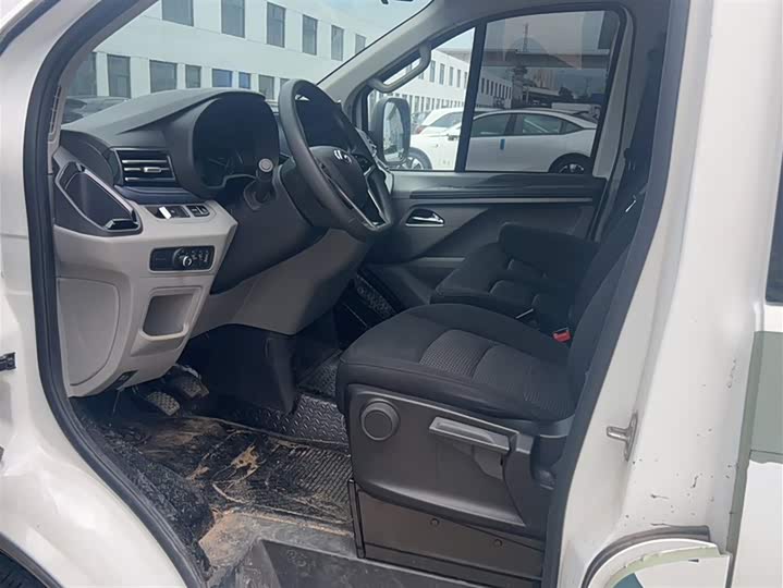 Фото 14 - Maxus V70