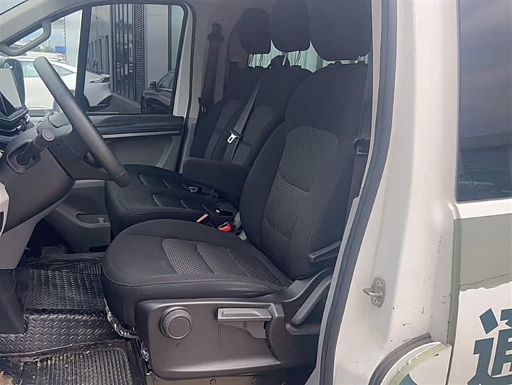 Фото 15 - Maxus V70