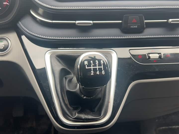 Фото 9 - Maxus V70