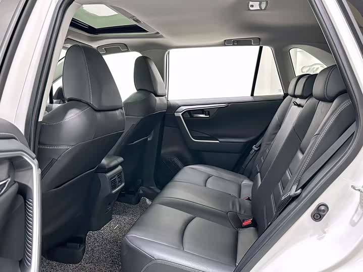 Фото 14 - Toyota RAV4