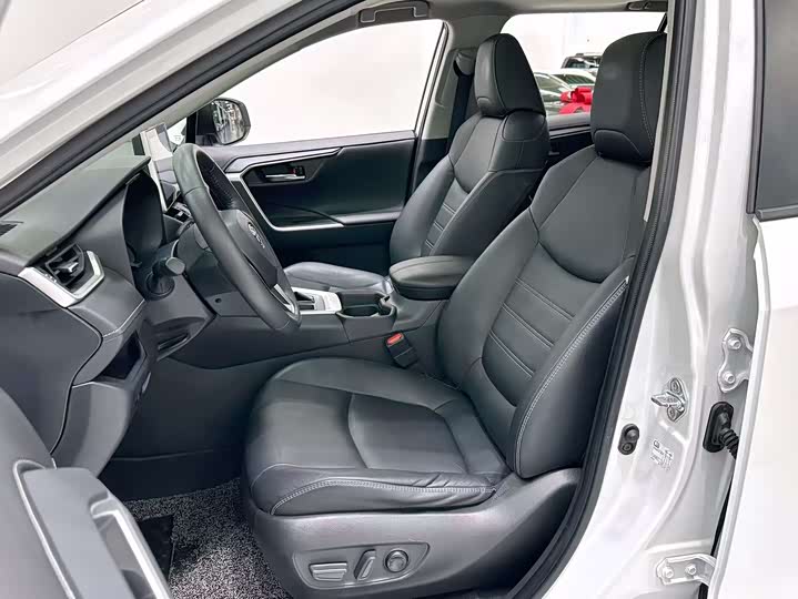 Фото 15 - Toyota RAV4