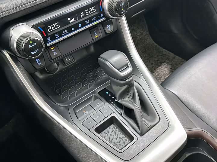 Фото 9 - Toyota RAV4