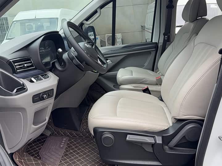 Фото 10 - Maxus V70