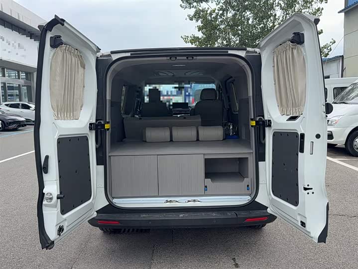 Фото 13 - Maxus V70