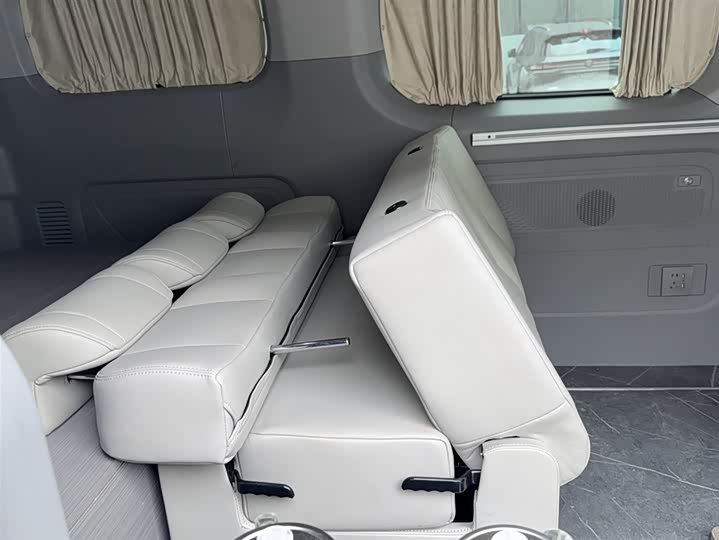 Фото 14 - Maxus V70