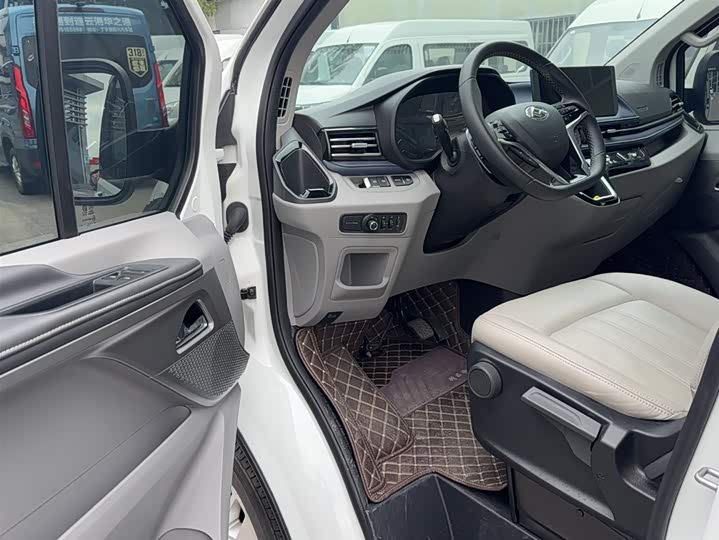 Фото 16 - Maxus V70