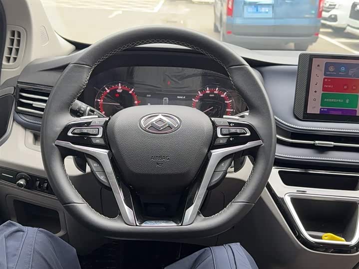 Фото 3 - Maxus V70