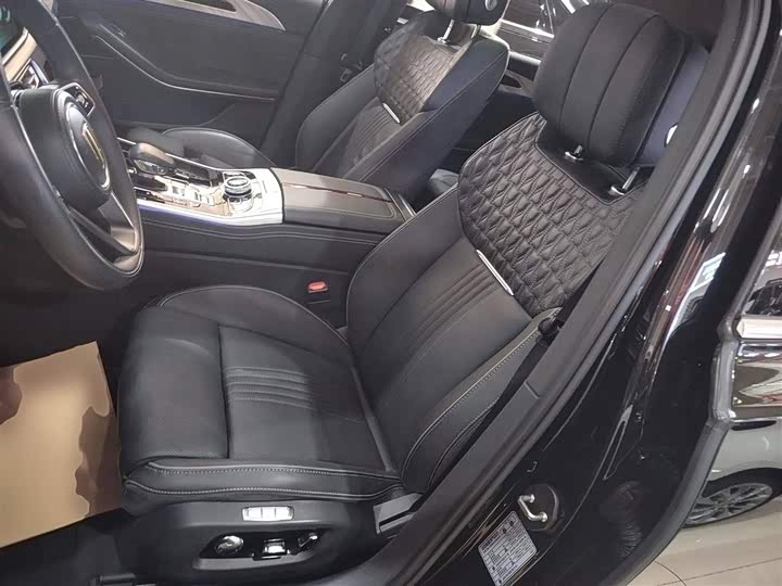 Фото 15 - Hongqi H9