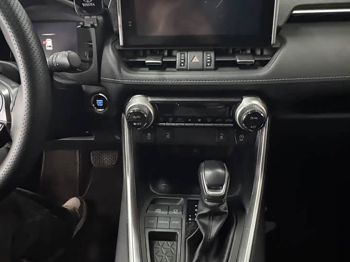 Фото 11 - Toyota RAV4