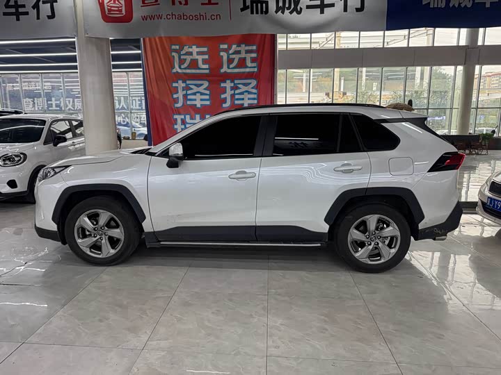 Фото 4 - Toyota RAV4