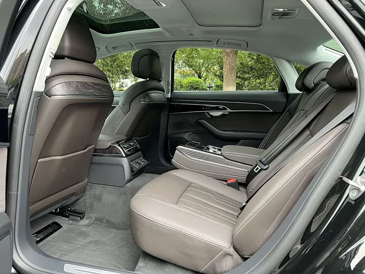 Фото 10 - Audi A8