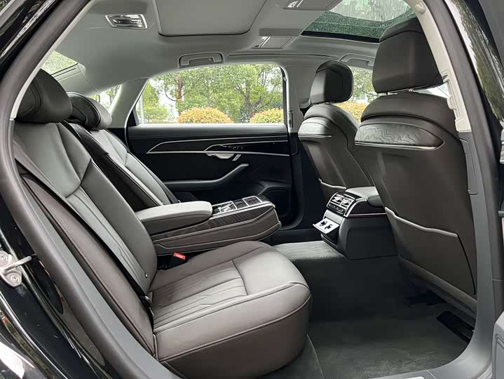 Фото 12 - Audi A8