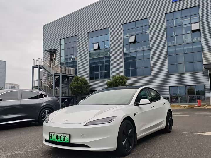 Фото 1 - Tesla Model 3