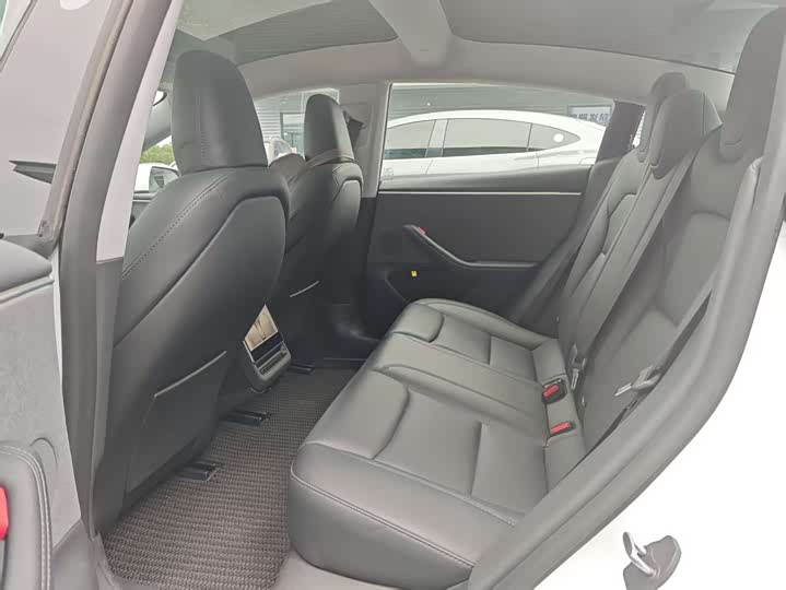 Фото 10 - Tesla Model 3