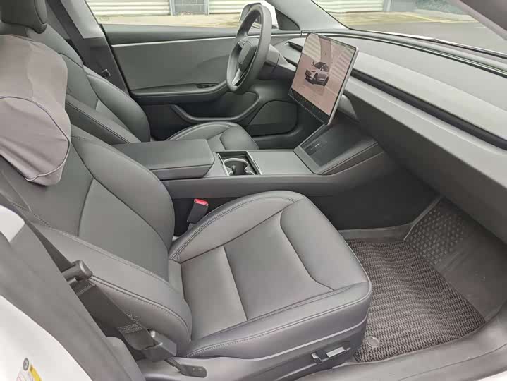 Фото 13 - Tesla Model 3