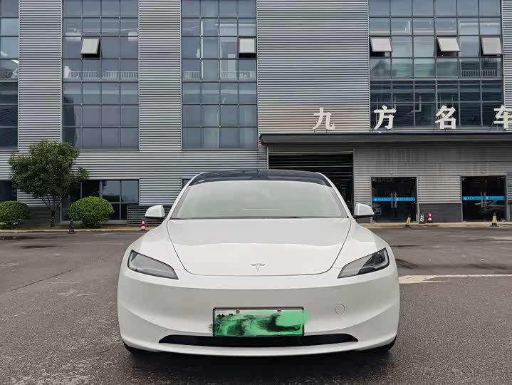 Фото 2 - Tesla Model 3