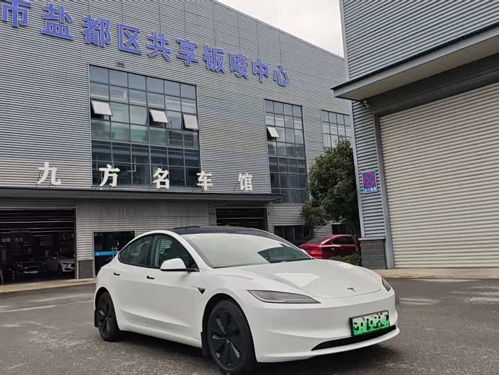 Фото 3 - Tesla Model 3