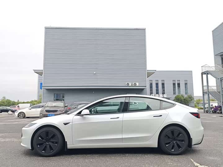 Фото 4 - Tesla Model 3