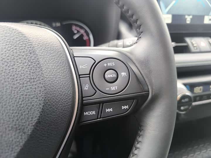 Фото 10 - Toyota RAV4