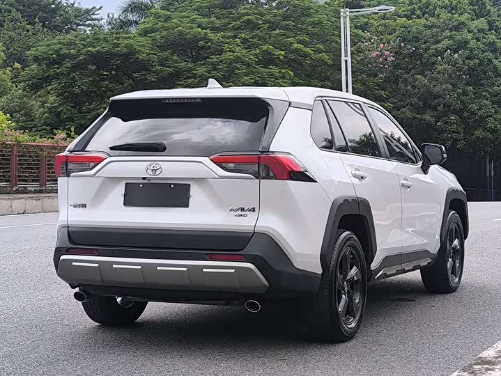 Фото 14 - Toyota RAV4