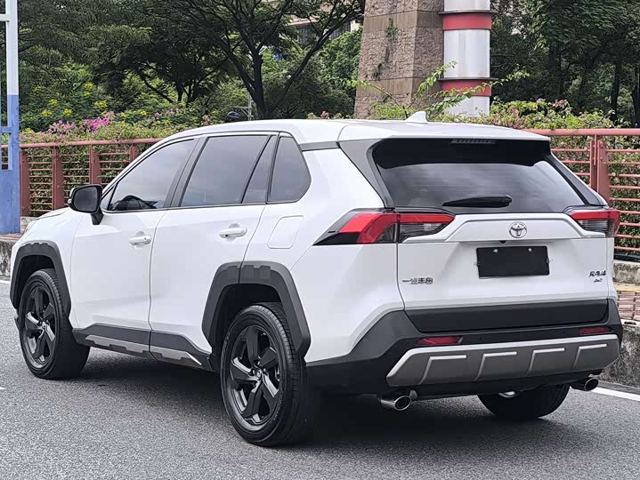 Фото 16 - Toyota RAV4