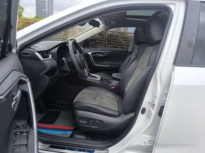 Фото 19 - Toyota RAV4