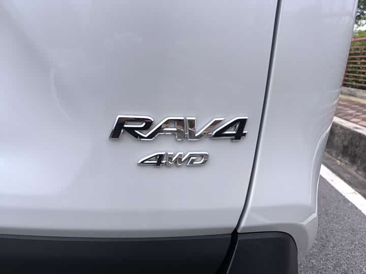 Фото 2 - Toyota RAV4