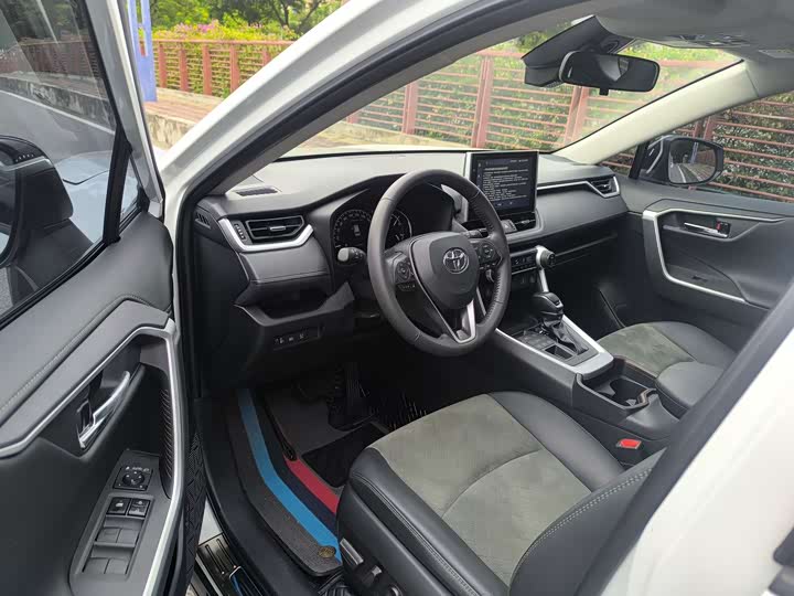 Фото 20 - Toyota RAV4