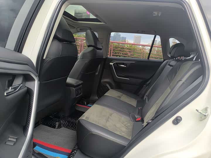 Фото 21 - Toyota RAV4