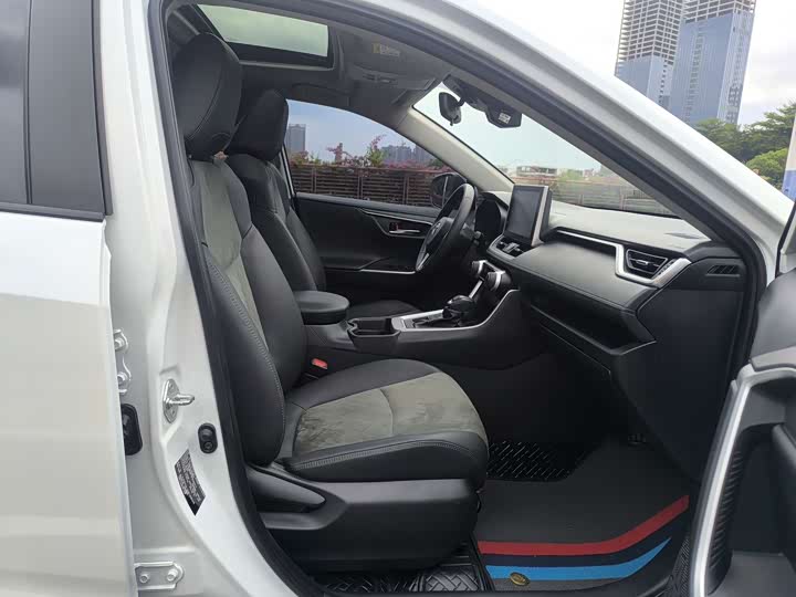 Фото 22 - Toyota RAV4