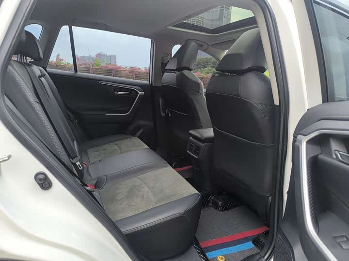 Фото 24 - Toyota RAV4