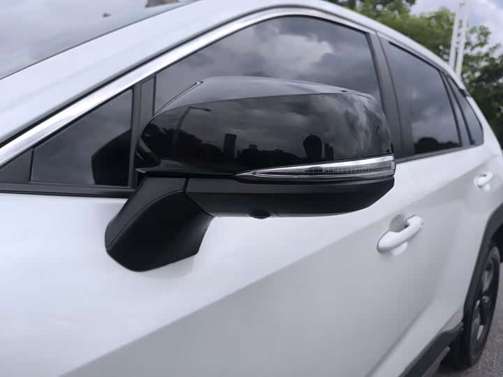 Фото 4 - Toyota RAV4