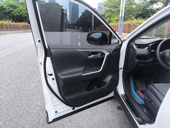 Фото 5 - Toyota RAV4