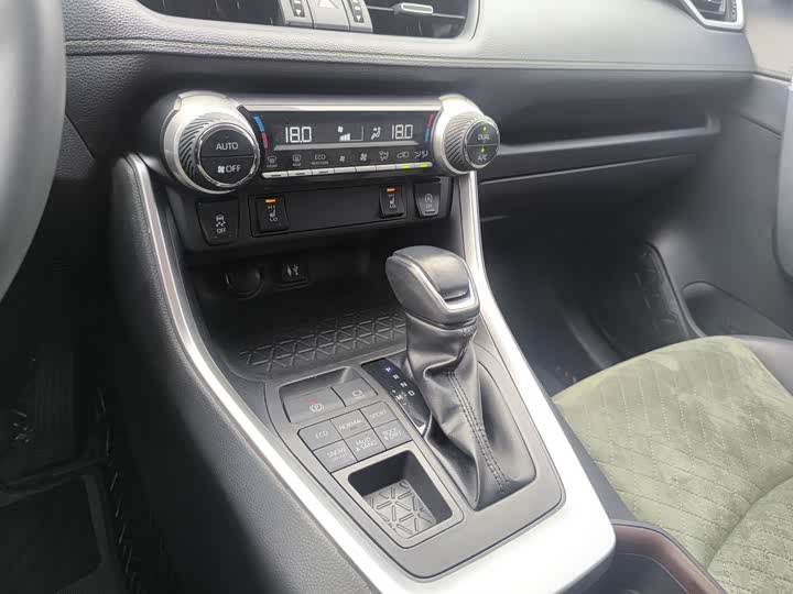 Фото 8 - Toyota RAV4