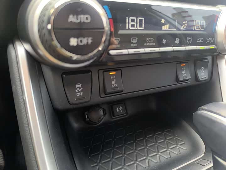 Фото 9 - Toyota RAV4