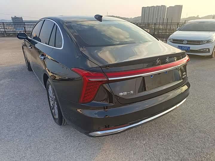 Фото 8 - Hongqi H5