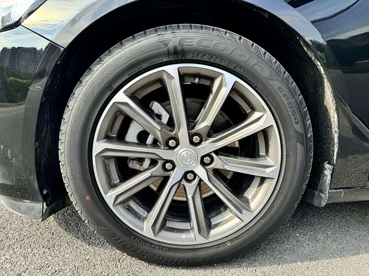 Фото 10 - Buick LaCrosse