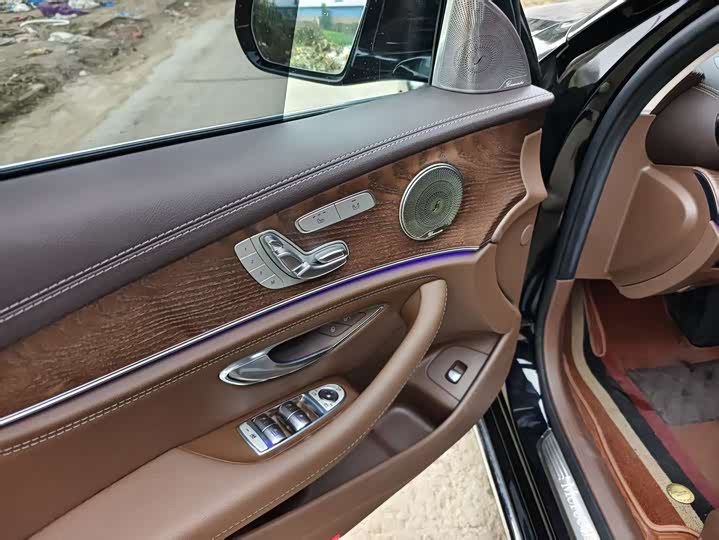 Фото 5 - Mercedes-Benz E-Class