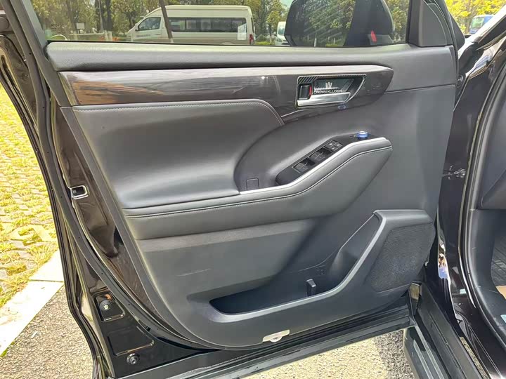 Фото 18 - Toyota Crown Kluger