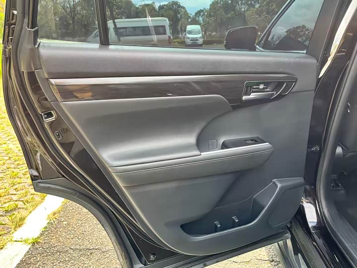 Фото 19 - Toyota Crown Kluger