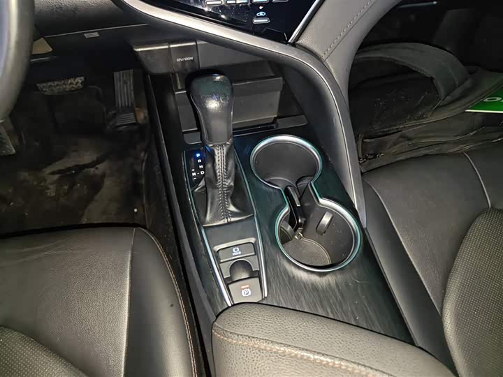 Фото 14 - Toyota Camry