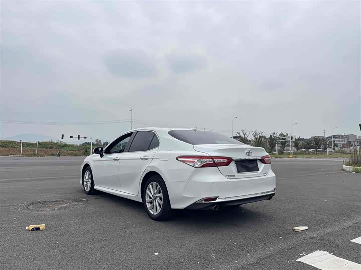 Фото 10 - Toyota Camry