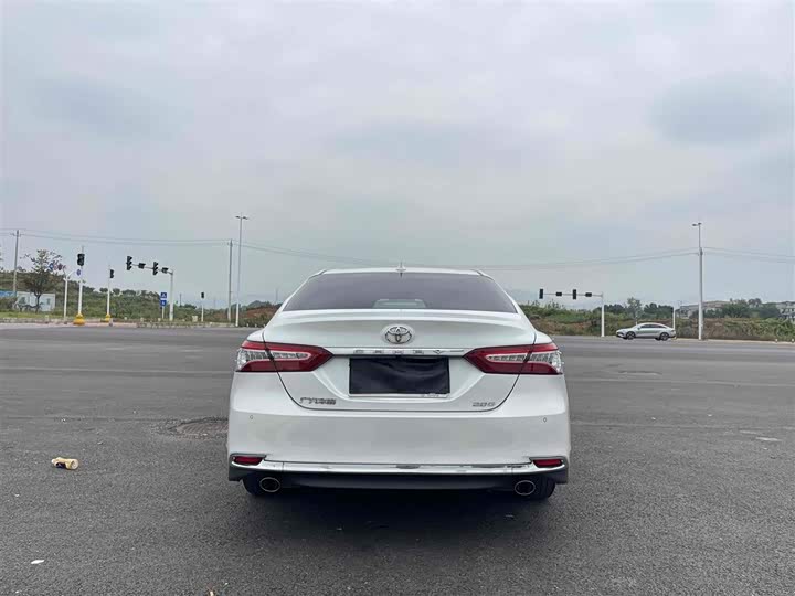 Фото 12 - Toyota Camry