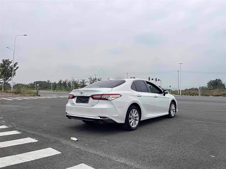 Фото 13 - Toyota Camry